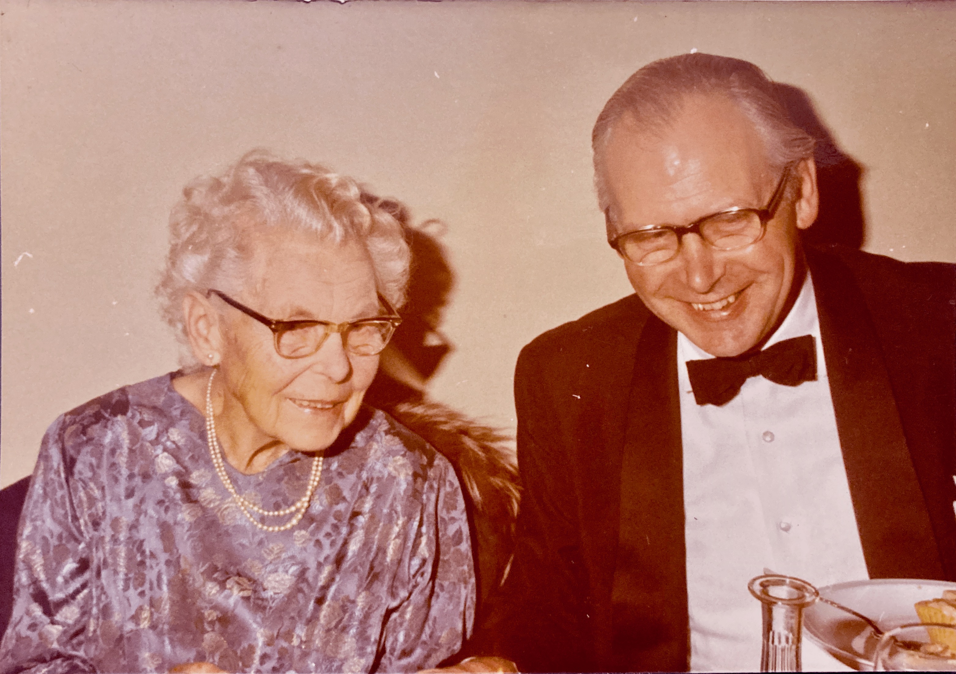 Anna Barfod f. Raffenbergs 90 års fødselsdag dec. 1970 - med sønnen Ove Tang Barfod