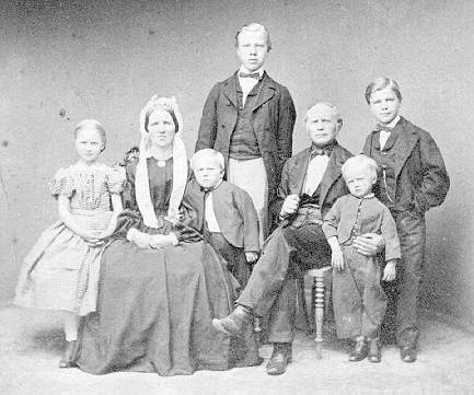 Lars Nielsen og Maren Sophie Mortensen med familie i Odense ca. 1866